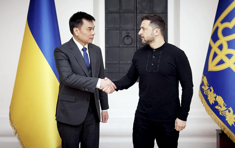 Đại sứ Việt Nam tại Ukraine Phạm Hải (trái ảnh) trình Quốc thư lên Tổng thống Volodymir Zelensky. Ảnh: Quang Hòa