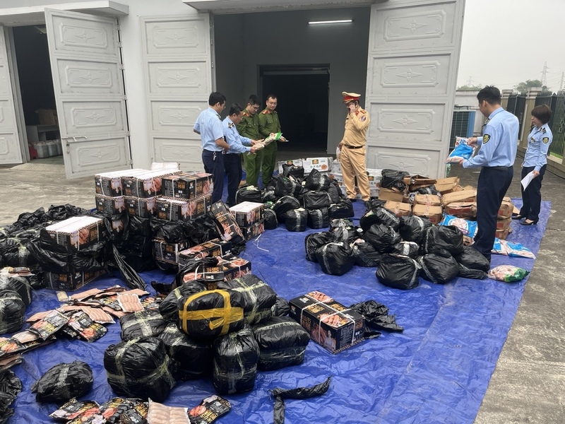 Lực lượng Quản lý thị trường Tuyên Quang phối hợp với lực lượng Công an ngăn chặn thực phẩm không rõ nguồn gốc chuẩn bị được đưa ra thị trường tiêu thụ.