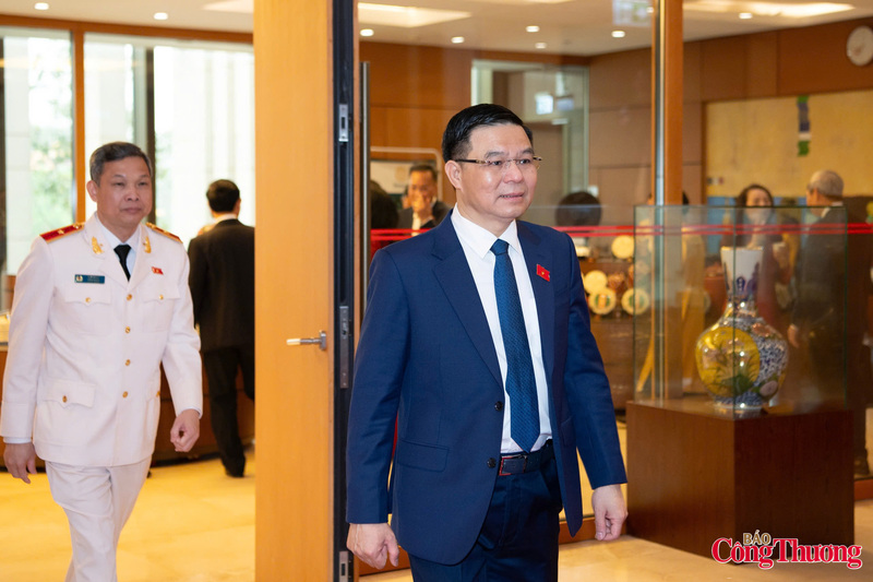 Quyền Bộ trưởng Bộ Công Thương Lê Mạnh Hùng bên hành lang Quốc hội.