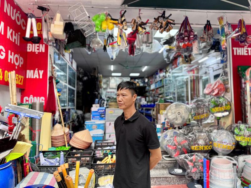 Ông Vũ Hữu Hà - chủ cửa hàng bán đồ điện tử gia dụng Hà Vũ