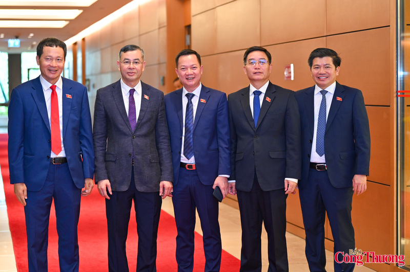 Các đại biểu Quốc hội bên hành lang Quốc hội.