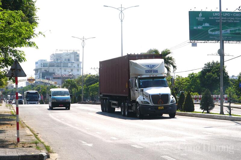 Hiệp hội Vận tải hàng hóa đường bộ Đà Nẵng khuyến cáo các hội viên tăng cường quản lý, ngăn chặn hành vi buôn lậu và vận chuyển xăng dầu trái phép qua biên giới