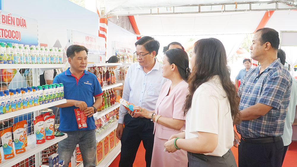 Đại biểu tham quan, mua sắm và trải nghiệm các sản phẩm OCOP của tỉnh.