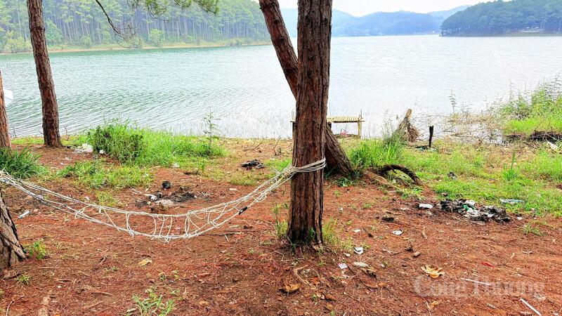 Rác thải sinh hoạt gây mất mỹ quan bên hồ Tuyền Lâm. Ảnh: Vĩnh Quý
