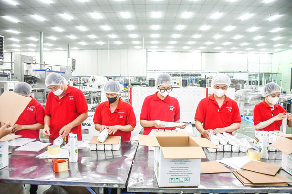 Nhiều doanh nghiệp trên địa bàn tỉnh đang đứng trước khó khăn, thuận lợi đan xen, trong đó chủ yếu khó khăn về nguyên liệu, logistics, thiếu hụt lao động…    Ảnh: CẨM TRÚC