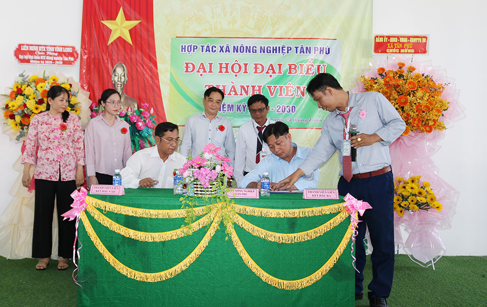 Ký kết liên kết giữa HTX với các doanh nghiệp trên địa bàn.