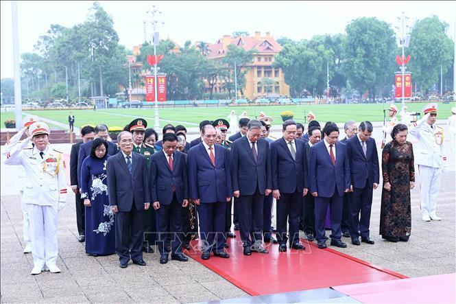Đoàn Lãnh đạo Đảng, Nhà nước do Tổng Bí thư, Chủ tịch nước Tô Lâm dẫn đầu thành kính tưởng niệm Chủ tịch Hồ Chí Minh. Ảnh: An Đăng/TTXVN