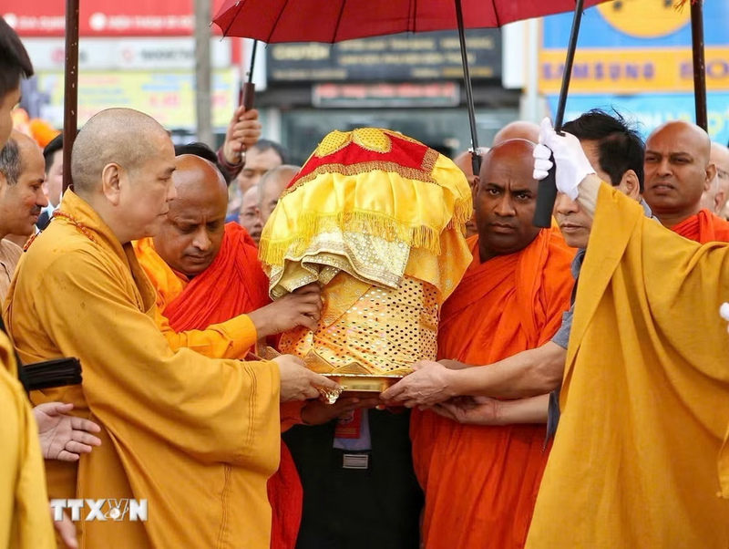 Ngày 23/5/2025, Xá lợi Đức Phật Thích Ca Mâu Ni - Bảo vật quốc gia Ấn Độ được cung rước về ngôi chùa cổ Phúc Sơn. Ảnh: Danh Lam/TTXVN