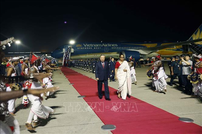 Thủ tướng Sri Lanka Harini Amarasuriya đón Tổng Bí thư, Chủ tịch nước Tô Lâm tại sân bay quốc tế Bandaranaike. Ảnh: Thống Nhất/TTXVN