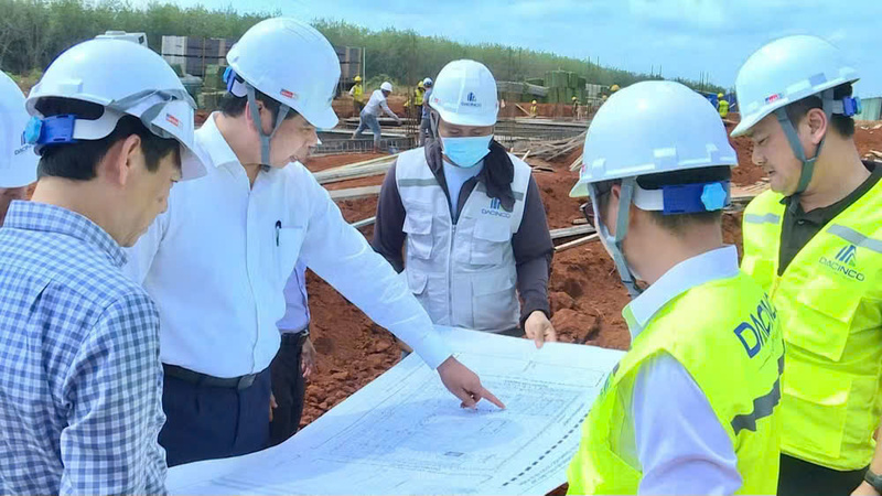 Lãnh đạo tỉnh Gia Lai kiểm tra tiến độ xây dựng trường nội trú vùng biên. Ảnh: Huy Toàn