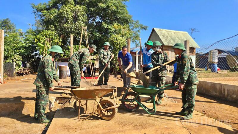 Những người lính không chỉ thực hiện nhiệm vụ bảo vệ Tổ quốc mà còn góp sức dựng xây những mái ấm cho người dân vùng khó. Ảnh: Hiền Mai