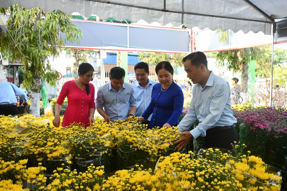 Người trồng cây giống, hoa kiểng được hỗ trợ tiêu thụ, kết nối thị trường. Ảnh: CẨM TRÚC