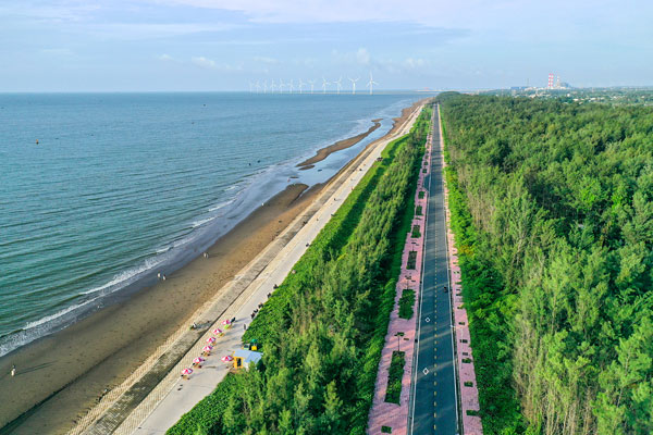 Tỉnh có đường bờ biển dài 130km- đây là lợi thế để phát triển kinh tế biển. Ảnh: BÁ THI