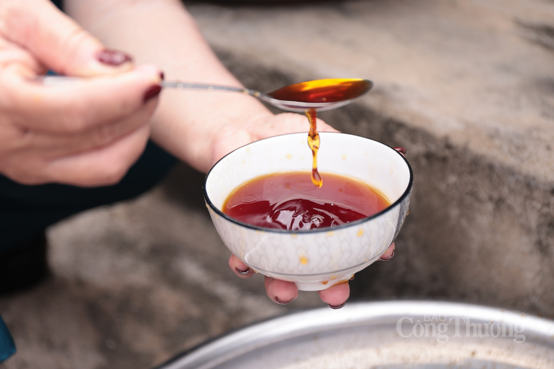 “Thay vì tốn sức người để khuấy đảo thủ công dưới thời tiết khắc nghiệt, nhiệt lượng từ hệ thống năng lượng mặt trời giúp duy trì nền nhiệt ổn định trong bể ủ. Nhờ thế, chúng tôi vừa rút ngắn được thời gian sản xuất, vừa kiểm soát tuyệt đối các tiêu chí về vi sinh, đảm bảo tiêu chuẩn vệ sinh an toàn thực phẩm”, bà Khương bày tỏ.