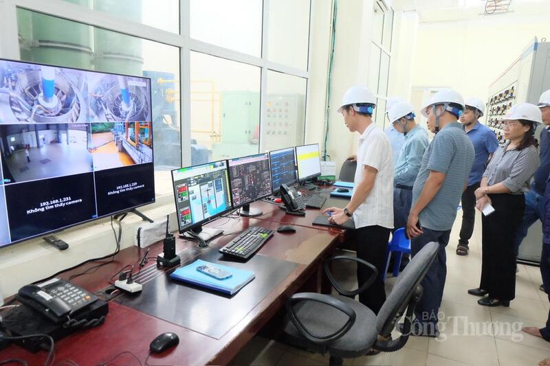 Phó Giám đốc Sở Công Thương tỉnh Điện Biên Lê Thị Lưỡng cùng thành viên đoàn kiểm tra liên ngành kiểm tra tại Thủy điện Huổi Vang.