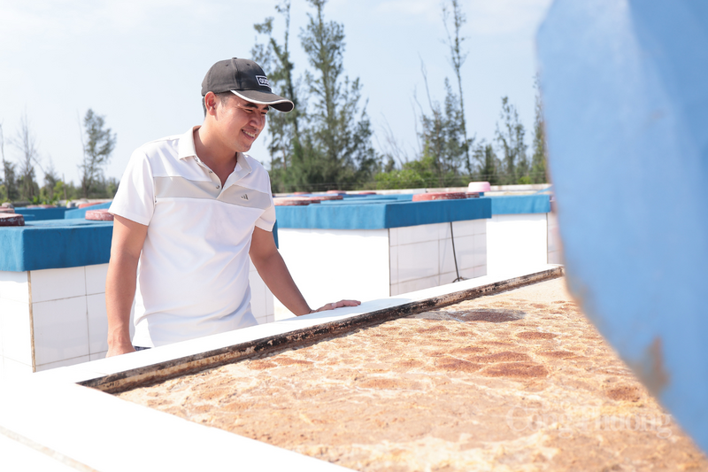 Với tấm thu nhiệt mặt trời, công đoạn ủ được diễn ra trong không gian kín, hở có kiểm soát. Nước mắm thành phẩm giữ nguyên được lượng đạm hữu cơ tự nhiên, màu sắc cánh gián sóng sánh, hương vị đậm đà hơn hẳn và loại trừ triệt để các tác nhân gây mất an toàn thực phẩm.