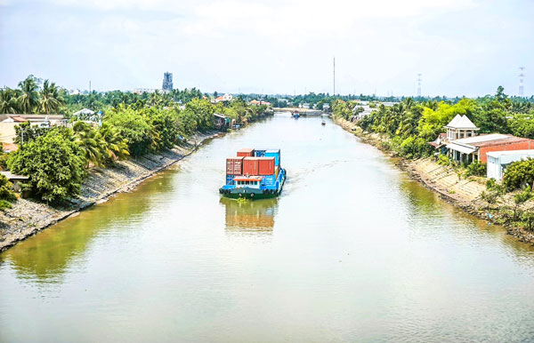 Tuyến sông Chợ Lách đóng vai trò quan trọng vận chuyển hàng hóa từ TP Hồ Chí Minh đến Vĩnh Long và các tỉnh ĐBSCL.