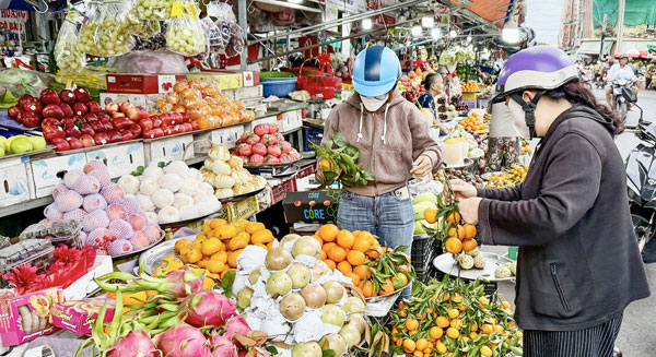 Trái cây mùa hè bước vào vụ thu hoạch rộ, nguồn cung dồi dào.