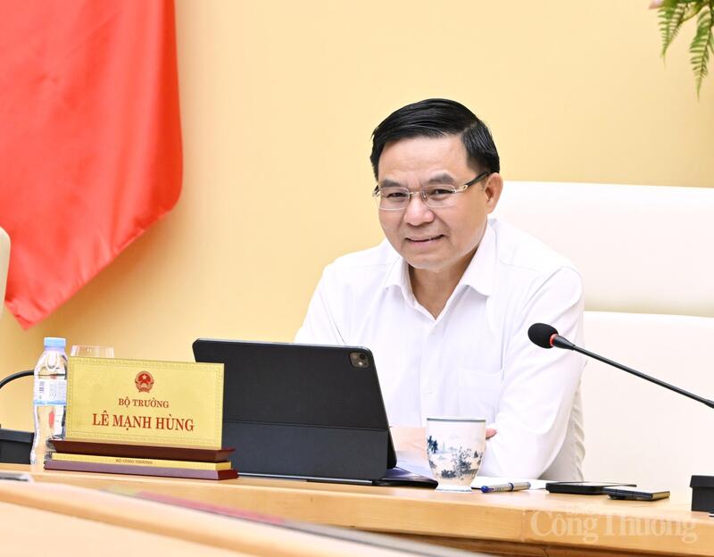 Bộ trưởng Lê Mạnh Hùng chủ trì làm việc với Cục Xuất nhập khẩu về nhiệm vụ những tháng đầu năm 2026 và định hướng điều hành thời gian tới. Ảnh: Cấn Dũng