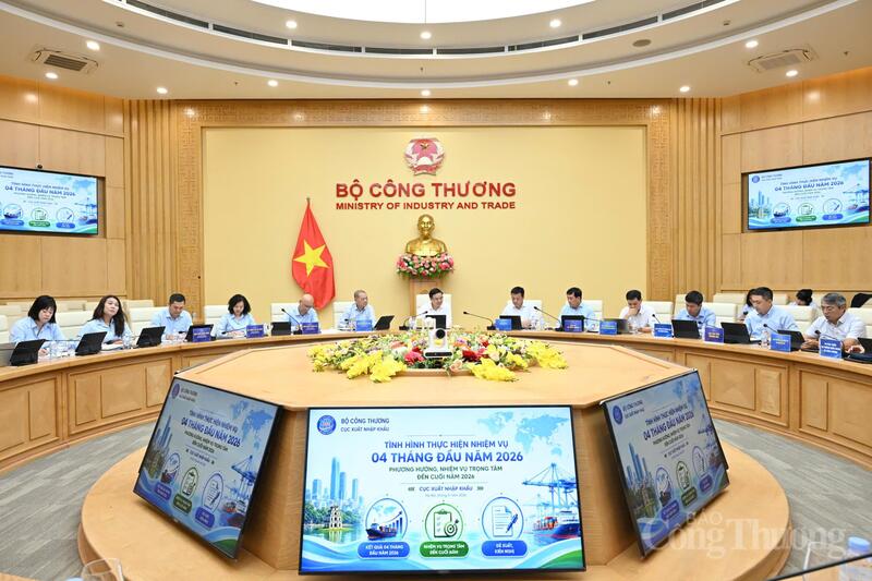 Toàn cảnh buổi làm việc của Bộ trưởng Lê Mạnh Hùng về tình hình triển khai nhiệm vụ của Cục Xuất nhập khẩu. Ảnh: Cấn Dũng