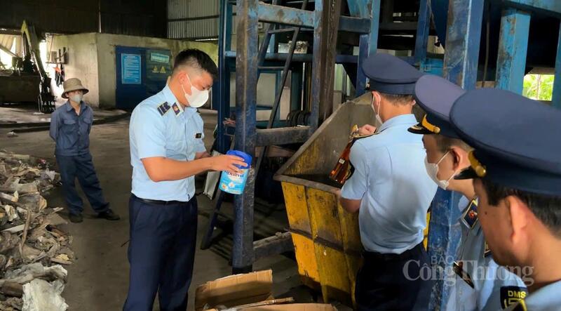 Lực lượng chức năng tiến hành tiêu hủy hàng hóa vi phạm. Ảnh: QLTT Hà Tĩnh