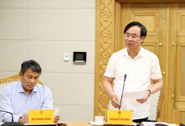Thứ trưởng Bộ Nông nghiệp và Môi trường Võ Văn Hưng báo cáo tại cuộc họp - Ảnh VGP/Thu Sa