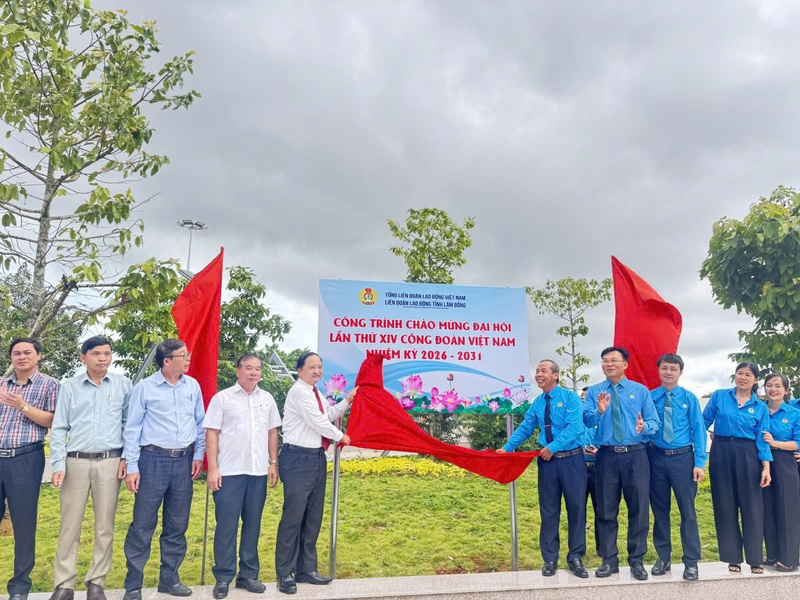 Trong Tháng Công nhân năm 2026, Liên đoàn Lao động tỉnh Lâm Đồng tổ chức gắn biển công trình chào mừng Đại hội Công đoàn Việt Nam lần thứ XIV. Ảnh: ĐVCC