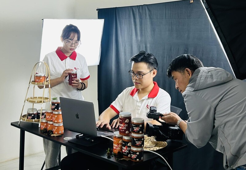 Các video ngắn, hoạt động livestream giúp Dulius tiếp cận khách hàng ngoài địa phương với chi phí tối ưu hơn phương thức truyền thống. Ảnh: NVCC