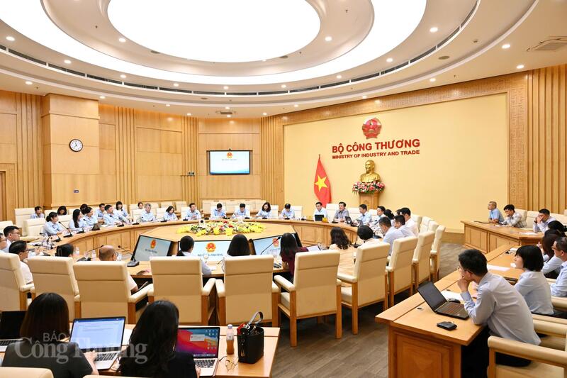 Các đại biểu tham dự buổi làm việc. Ảnh: Cấn Dũng