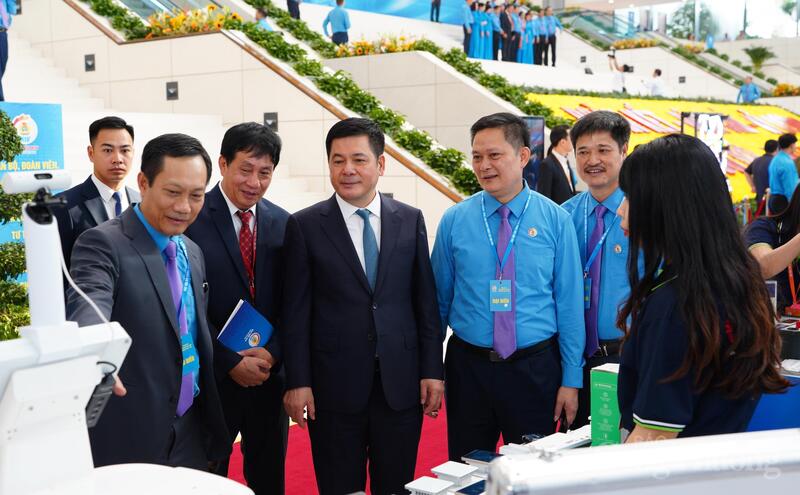 Phó Chủ tịch Quốc hội Nguyễn Hồng Diên thăm gian trưng bày của Công đoàn Công Thương Việt Nam tại Đại hội. Ảnh: Thái Mạnh