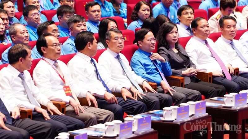 Thủ tướng Chính phủ Lê Minh Hưng và các đồng chí dự chương trình. Ảnh: Thái Mạnh