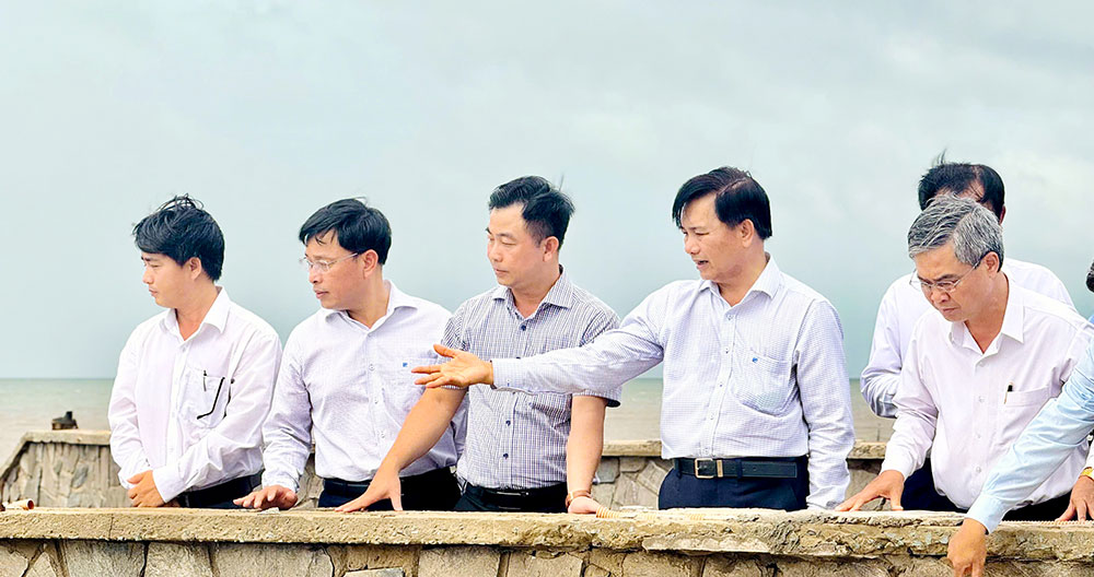 Đoàn công tác khảo sát thực tế tại Khu du lịch Cồn Bửng.