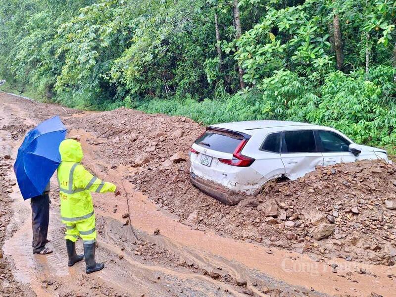 Lực lượng cảnh sát giao thông tỉnh Lai Châu kịp thời cứu hộ, di chuyển người và phương tiện bị hư hỏng khỏi hiện trường an toàn.
