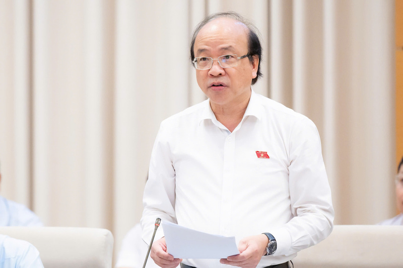 Chủ nhiệm Ủy ban Pháp luật và Tư pháp Phan Chí Hiếu trình bày Báo cáo thẩm tra dự án Pháp lệnh. Ảnh: Lâm Hiển