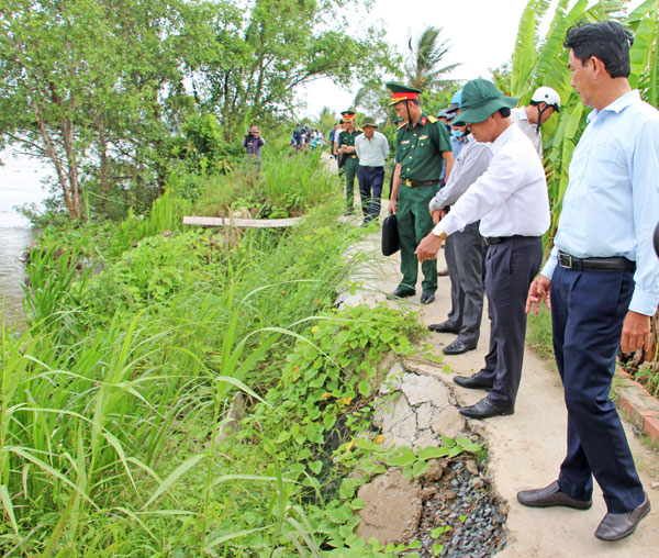 Phó Chủ tịch UBND tỉnh- Châu Văn Hòa cùng ngành chức năng khảo sát hiện trạng điểm sạt lở.