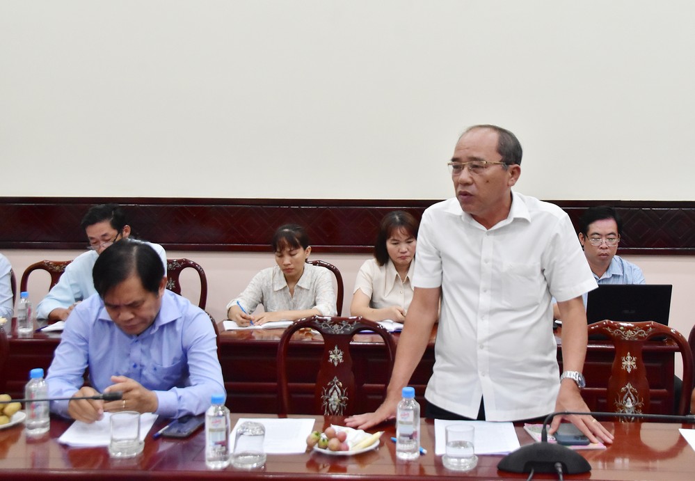 Phó Giám đốc Sở Xây dựng- Nhan Văn Giá phát biểu tại cuộc họp.