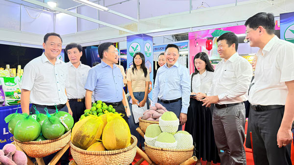Lãnh đạo Sở Công Thương cùng đại biểu tham quan không gian trưng bày tỉnh Vĩnh Long tại Hội chợ Thương mại Festival Huế 2026.