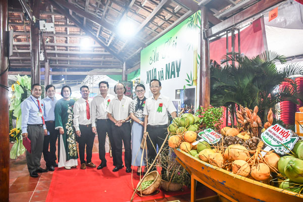 Lãnh đạo tỉnh, phường An Hội và các doanh nghiệp tại Tuần lễ Văn hóa, du lịch, ẩm thực bánh dân gian Nam Bộ- Vị ngon xứ dừa phường An Hội năm 2026.