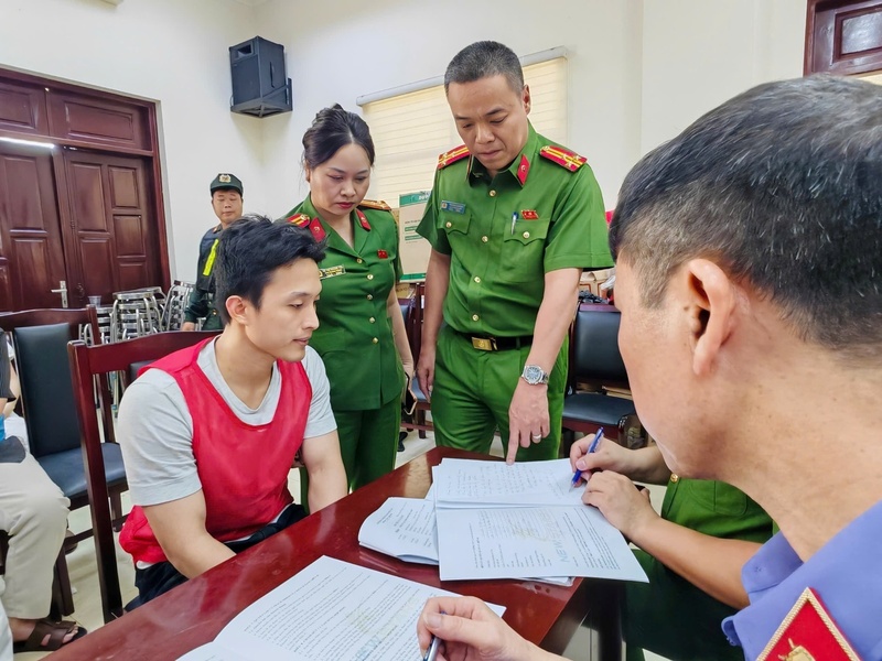 Cơ quan điều tra làm việc với các đối tượng. Ảnh: Công an TP Hà Nội
