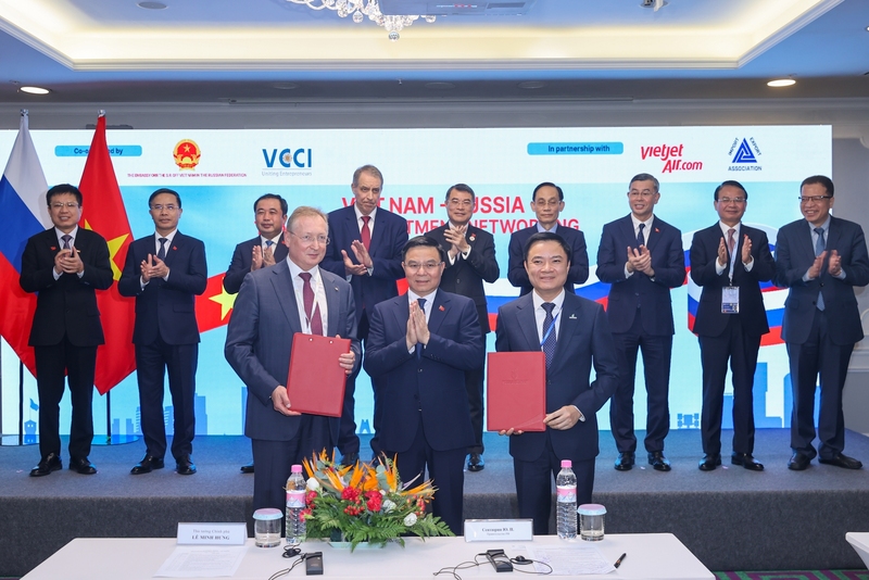 Thủ tướng Lê Minh Hưng chứng kiến trao Giấy chứng nhận đầu tư của PSC Lô 0117&0217, thềm lục địa Việt Nam giữa Petrovietnam và Tập đoàn Zarubezhneft - Ảnh: VGP/Nhật Bắc