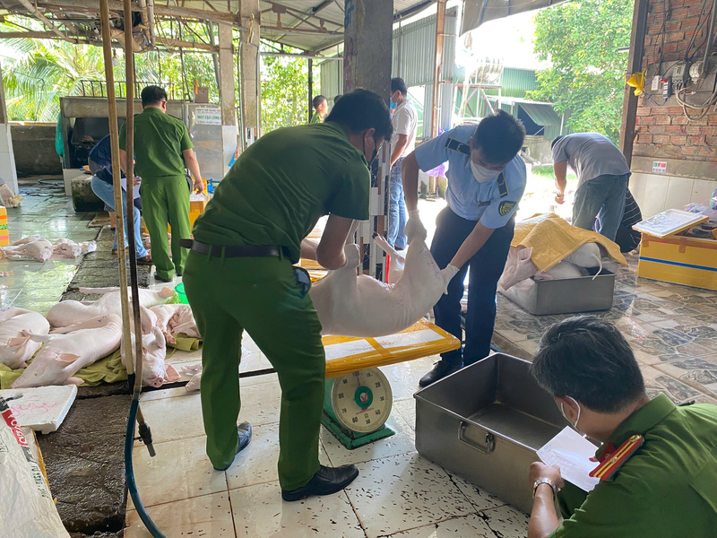Công tác kiểm tra, kiểm soát về vệ sinh an toàn thực phẩm cũng được đẩy mạnh. Ảnh: Tuệ Lâm