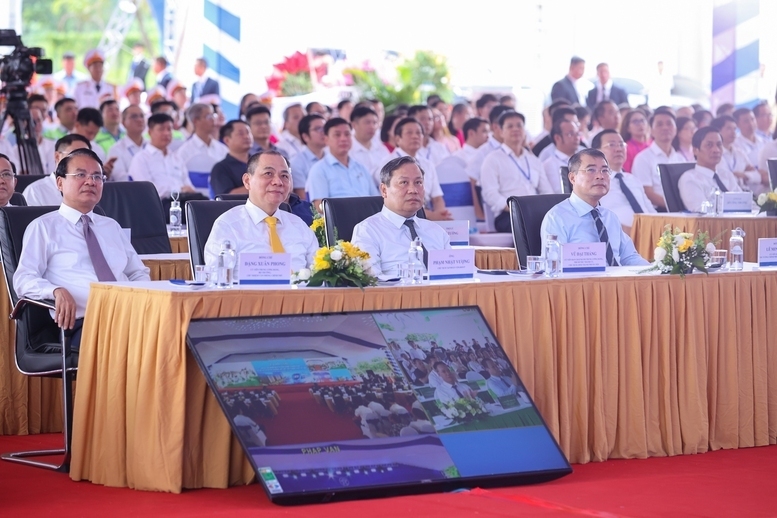 Thủ tướng Chính phủ Lê Minh Hưng và các đại biểu dự lễ khởi công đồng thời 5 tuyến đường sắt đô thị và 3 dự án nhà ở cho thuê trên địa bàn Hà Nội - Ảnh: VGP/Nhật Bắc
