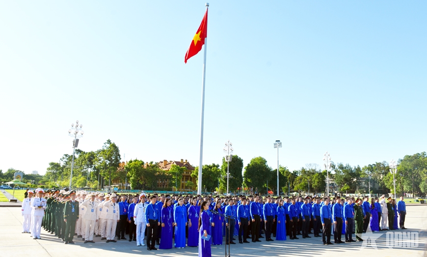Đoàn đại biểu dự Đại hội đại biểu toàn quốc Đoàn TNCS Hồ Chí Minh lần thứ XIII báo công dâng Bác