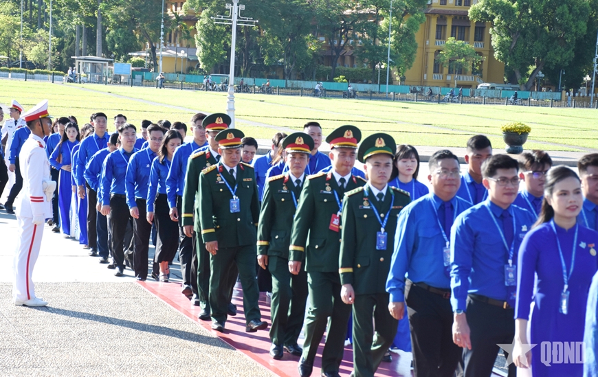 Đoàn đại biểu dự Đại hội đại biểu toàn quốc Đoàn TNCS Hồ Chí Minh lần thứ XIII báo công dâng Bác