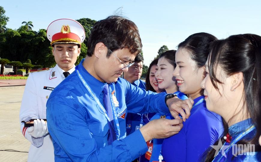 Đoàn đại biểu dự Đại hội đại biểu toàn quốc Đoàn TNCS Hồ Chí Minh lần thứ XIII báo công dâng Bác