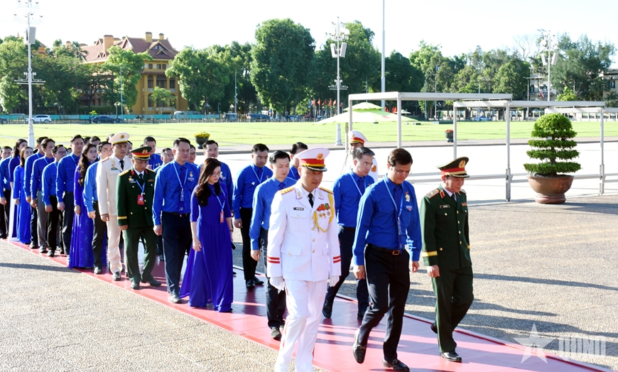 Đoàn đại biểu dự Đại hội đại biểu toàn quốc Đoàn TNCS Hồ Chí Minh lần thứ XIII báo công dâng Bác