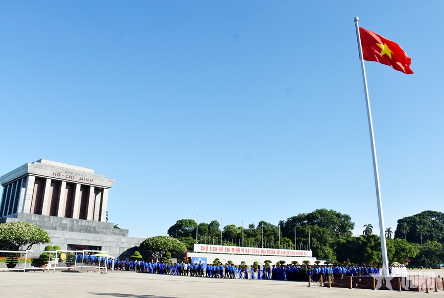Đoàn đại biểu dự Đại hội đại biểu toàn quốc Đoàn TNCS Hồ Chí Minh lần thứ XIII báo công dâng Bác