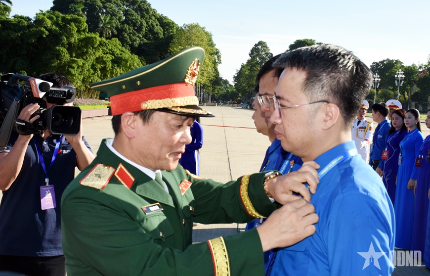 Đoàn đại biểu dự Đại hội đại biểu toàn quốc Đoàn TNCS Hồ Chí Minh lần thứ XIII báo công dâng Bác