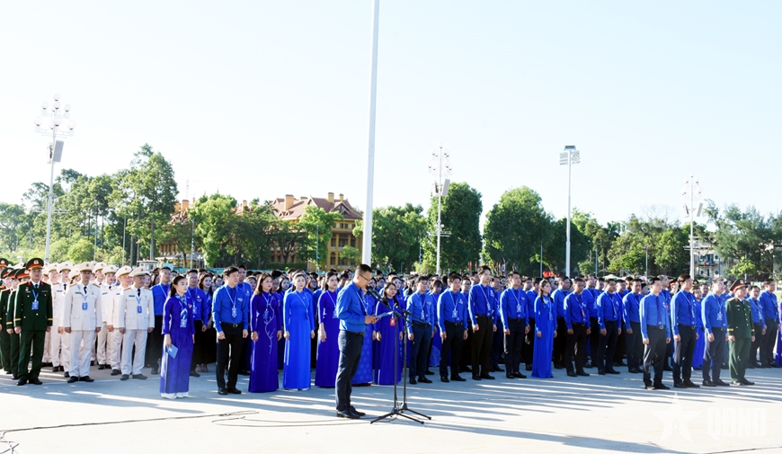 Đoàn đại biểu dự Đại hội đại biểu toàn quốc Đoàn TNCS Hồ Chí Minh lần thứ XIII báo công dâng Bác