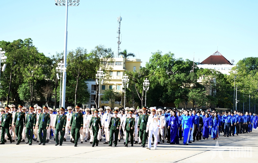 Đoàn đại biểu dự Đại hội đại biểu toàn quốc Đoàn TNCS Hồ Chí Minh lần thứ XIII báo công dâng Bác